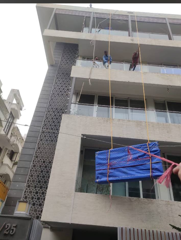 Lifting heavy item to apartment balcony with ropes